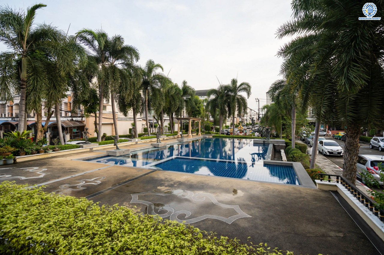 บ้านมือสองตกแต่งใหม่ ทาวน์โฮม 3 ชั้น โครงการ ปริญลักษณ์ เพชรเกษม69 พร้อมวิวสวนหน้าบ้าน บนเนื้อที่ 17.5 ตร.ว. ฟังก์ชัน 4 ห้องนอน 3 ห้องน้ำ จอดรถได้ 1 คัน รองรับทุกกิจกรรม บนทำเลเชื่อมต่อหลายเส้นทาง ใกล้จุดขึ้นทางด่วน "เพชรเกษม" และรถไฟฟ้าสายสีน้ำเงิน "สถานีหลักสอง"